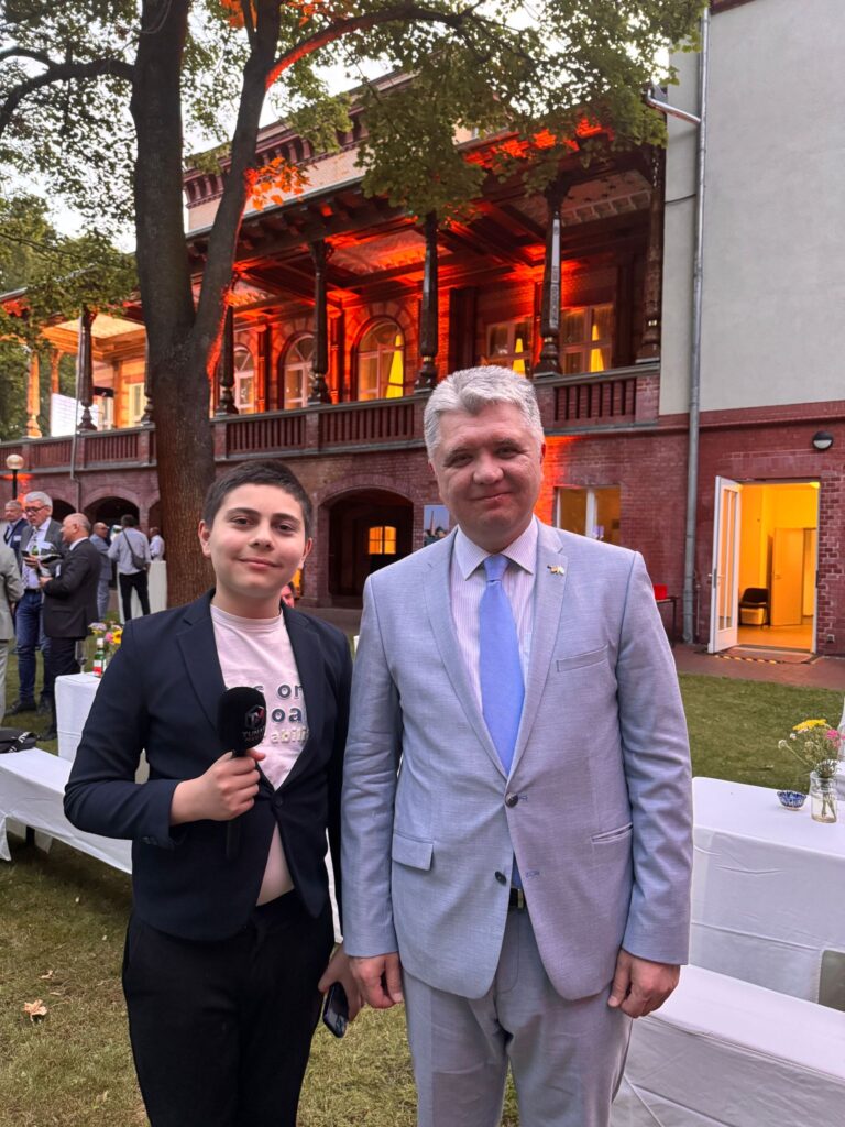 Sommerempfang 2025 in der Botschaft der Republik Usbekistan in Berlin Interview mit S.E. Herrn Dilshod Akhatov, dem Botschafter der Republik Usbekistan in Deutschland.