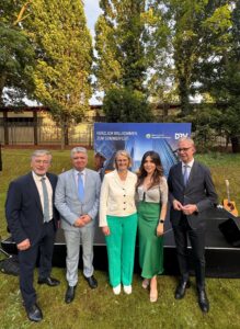 Gruppenfoto mit Botschafter Dilshod Akhatov, Dr. Anja Karliczek (MdB) und DRV-Präsident Norbert Fiebig beim Sommerempfang 2025 in der Botschaft der Republik Usbekistan in Berlin.