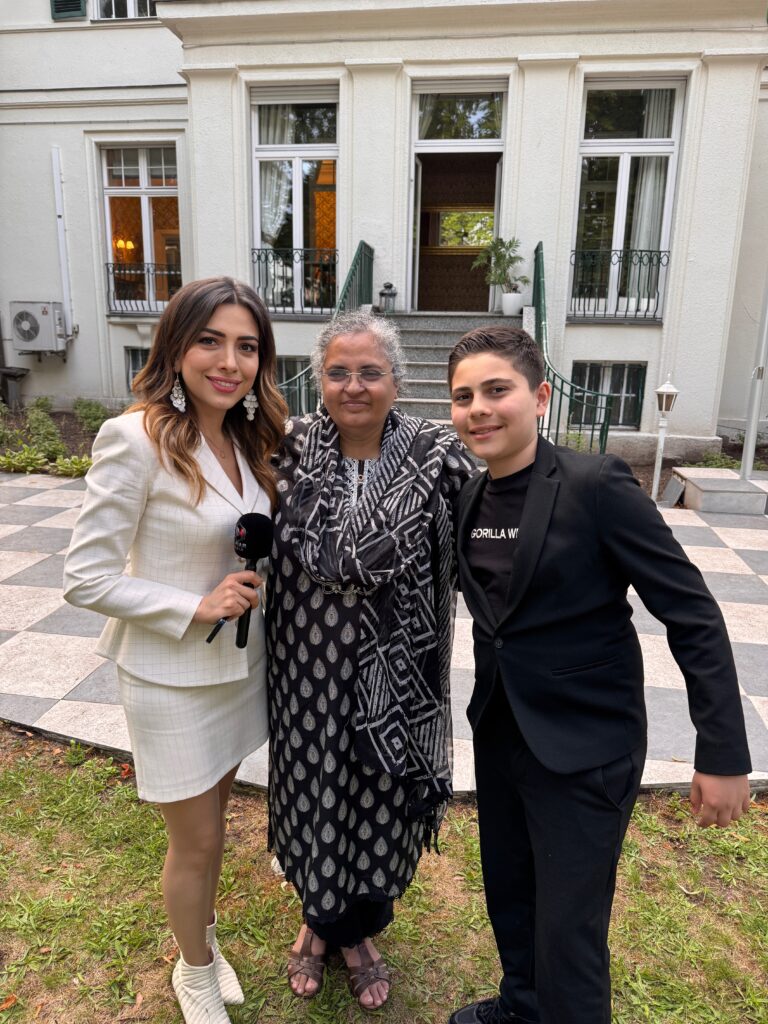 Vafa Damirova mit ihrem Sohn Tunar Damirov und I.E. Botschafterin Saqlain Syedah im Garten des Pakistan House in Berlin (15.07.2025)
